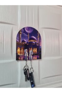 Camii ve Başörtülü Kadın ve Erkek Figürlü Ahşap Anahtarlık ve Askılık Camii ve Başörtülü Kadın ve Erkek Figürlü Ahşap Anahtarlık ve Askılık.