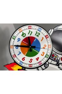 Sevimli Astronot Montessori Çocuk Odası Eğitici Ahşap Duvar Saati - Sessiz Mekanizma, Şık Tasarım Sevimli Astronot Montessori Çocuk Odası Eğitici Ahşap Duvar Saati - Sessiz Mekanizma, Şık Tasarım.