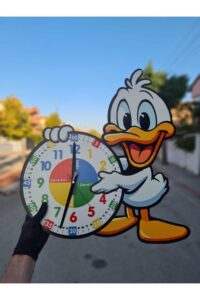 Sevimli Daffy Ördek Montessori Çocuk Odası Eğitici Ahşap Duvar Saati - Sessiz Mekanizma, Şık Tasarım Sevimli Daffy Ördek Montessori Çocuk Odası Eğitici Ahşap Duvar Saati - Sessiz Mekanizma, Şık Tasarım.