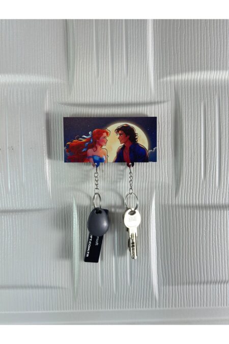 Ay Işığı Aşkı Temalı Masalsı Çift Ahşap Anahtarlık – Romantik Duvar Askılığı Ay Işığı Aşkı Temalı Masalsı Çift Ahşap Anahtarlık – Romantik Duvar Askılığı.