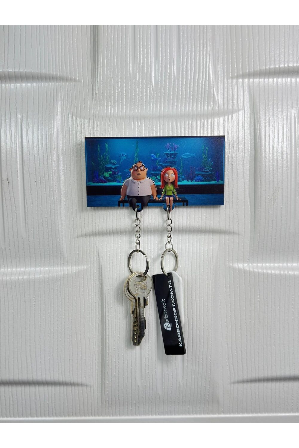Familia Buy Tv Dizisi Temalı Anahtarlık – Ahşap Patre Ve Loos Karakterleri Ile Şık Ve Özgün Tasarım.