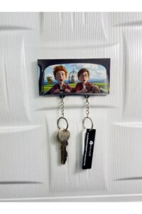 Gözlüklü Büyücü Ve Kızıl Yol Arkadaşı Büyüleyici Macera: Keyifli Yolculuk Anahtarlığı Gözlüklü Büyücü Ve Kızıl Yol Arkadaşı Büyüleyici Macera: Keyifli Yolculuk Anahtarlığı.