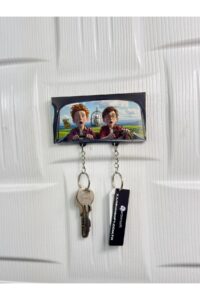 Gözlüklü Büyücü Ve Kızıl Yol Arkadaşı Büyüleyici Macera: Keyifli Yolculuk Anahtarlığı Gözlüklü Büyücü Ve Kızıl Yol Arkadaşı Büyüleyici Macera: Keyifli Yolculuk Anahtarlığı.