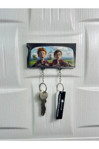 Gözlüklü Büyücü Ve Kızıl Yol Arkadaşı Büyüleyici Macera: Keyifli Yolculuk Anahtarlığı Gözlüklü Büyücü Ve Kızıl Yol Arkadaşı Büyüleyici Macera: Keyifli Yolculuk Anahtarlığı.