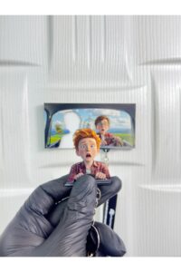 Gözlüklü Büyücü Ve Kızıl Yol Arkadaşı Büyüleyici Macera: Keyifli Yolculuk Anahtarlığı Gözlüklü Büyücü Ve Kızıl Yol Arkadaşı Büyüleyici Macera: Keyifli Yolculuk Anahtarlığı.