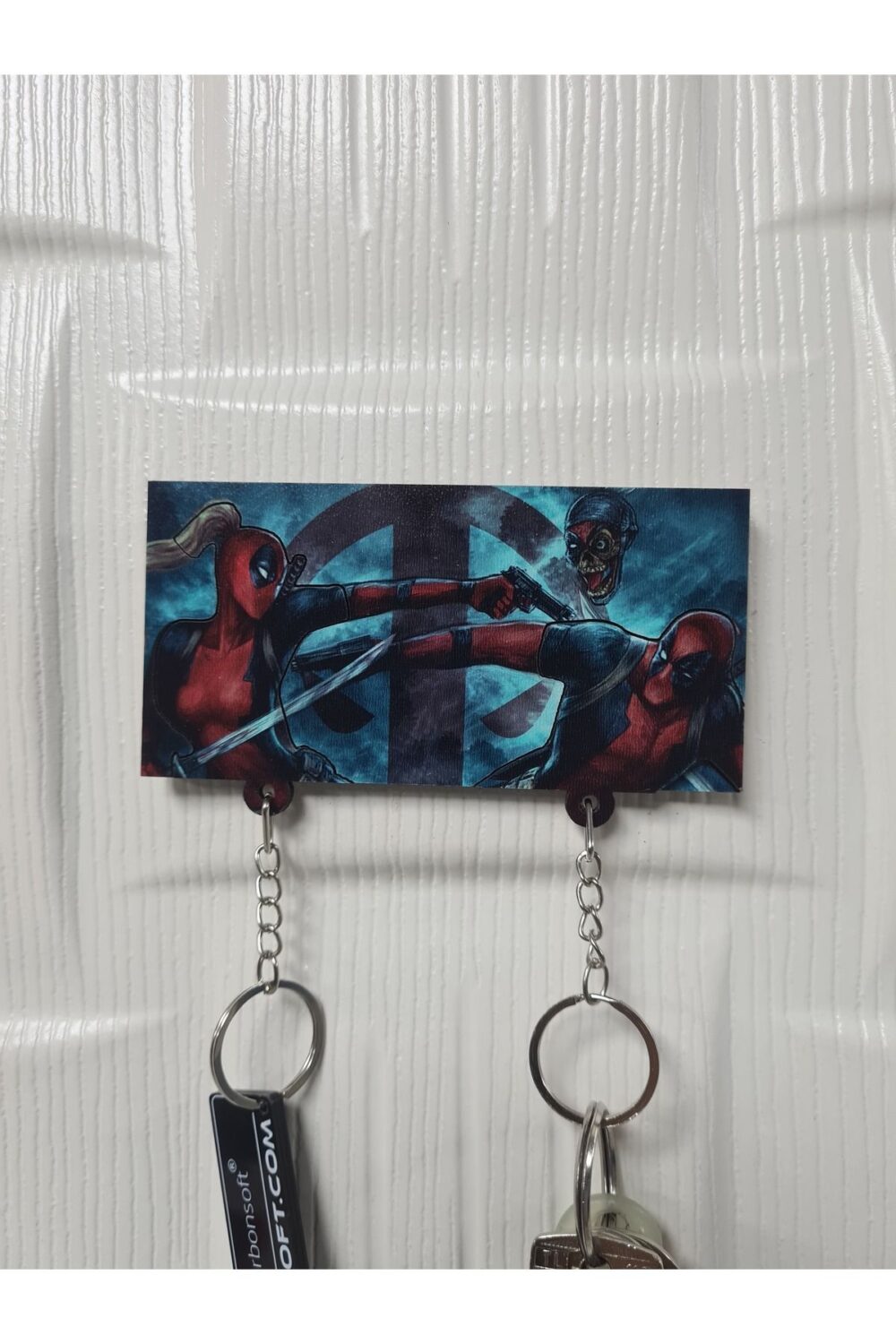 Deadpool ve LadyDeadpool Temalı Ahşap Anahtarlık - Eğlencenin İki Yüzü!.