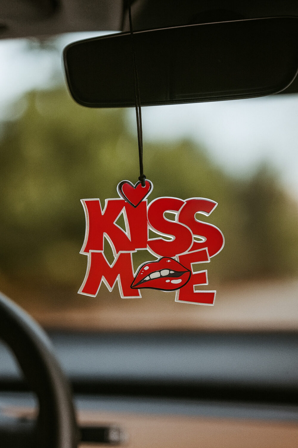 KISS ME Yazılı Kırmızı Pleksi Ayna Süsü – Araç İçi Dekor.