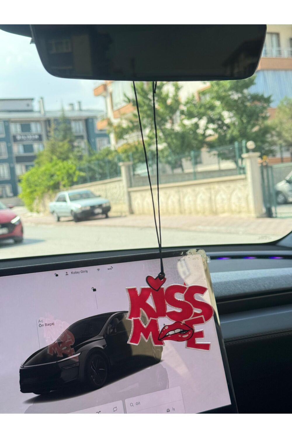 KISS ME Yazılı Kırmızı Pleksi Ayna Süsü – Araç İçi Dekor.