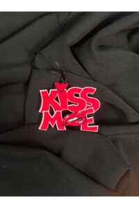 KISS ME Yazılı Kırmızı Pleksi Ayna Süsü – Araç İçi Dekor KISS ME Yazılı Kırmızı Pleksi Ayna Süsü – Araç İçi Dekor.