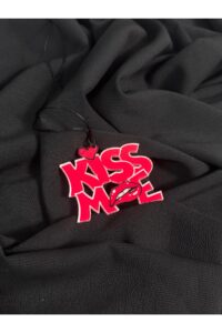 KISS ME Yazılı Kırmızı Pleksi Ayna Süsü – Araç İçi Dekor KISS ME Yazılı Kırmızı Pleksi Ayna Süsü – Araç İçi Dekor.