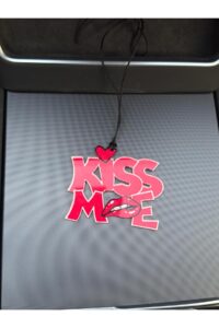 KISS ME Yazılı Kırmızı Pleksi Ayna Süsü – Araç İçi Dekor KISS ME Yazılı Kırmızı Pleksi Ayna Süsü – Araç İçi Dekor.