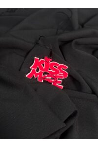 KISS ME Yazılı Kırmızı Pleksi Ayna Süsü – Araç İçi Dekor KISS ME Yazılı Kırmızı Pleksi Ayna Süsü – Araç İçi Dekor.