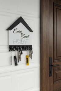 Ahşap Siyah-Beyaz Ev Şekilli İsimli Anahtarlık Askısı – Kişiye Özel Dekoratif Anahtarlık Tutucu Ahşap Siyah-Beyaz Ev Şekilli İsimli Anahtarlık Askısı – Kişiye Özel Dekoratif Anahtarlık Tutucu.