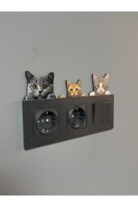 Üçlü Sevimli Kedi Figürlü Priz Üstü Süs - Dekoratif Aksesuar Üçlü Sevimli Kedi Figürlü Priz Üstü Süs - Dekoratif Aksesuar.