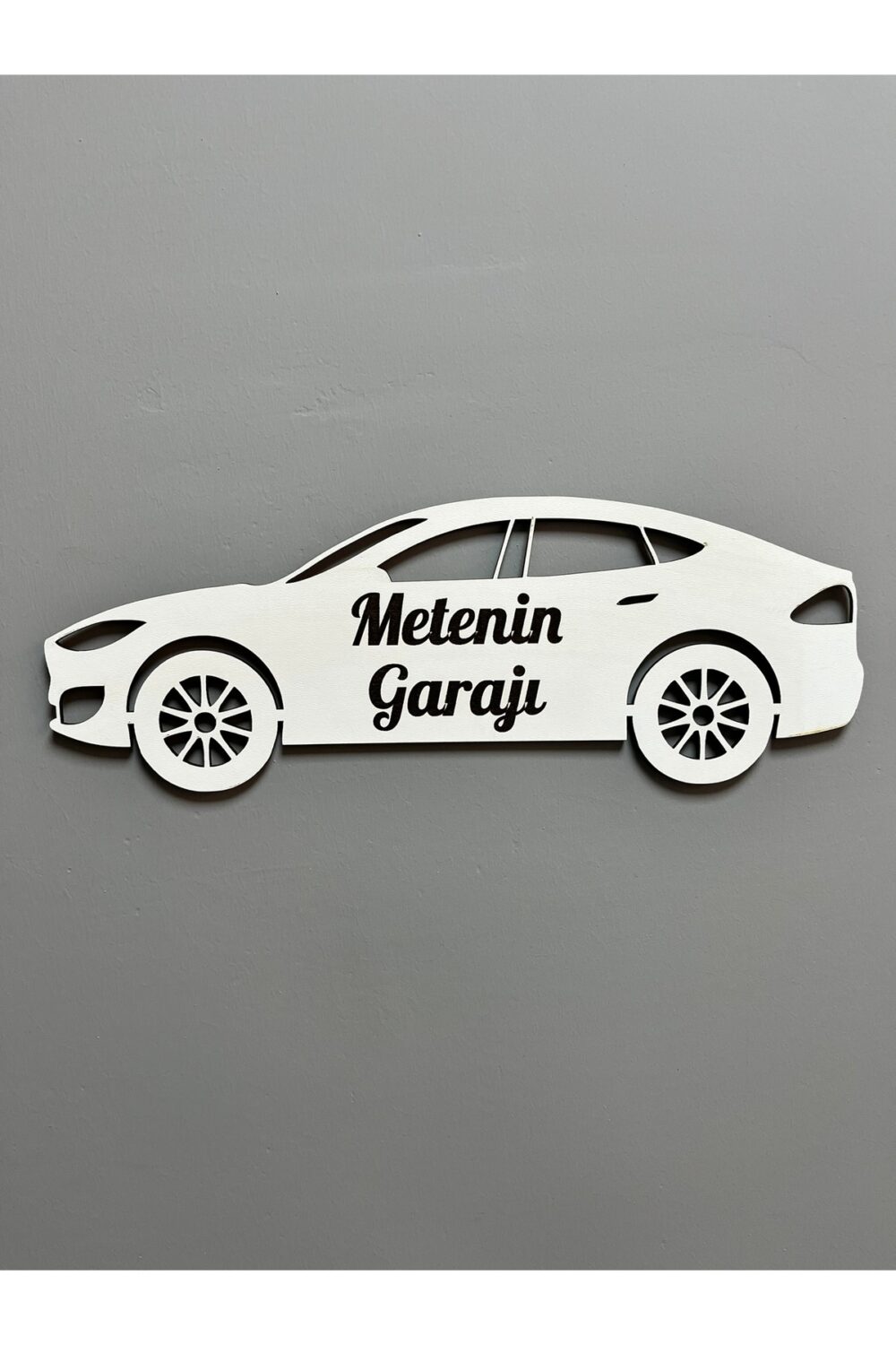 Kişiye Özel Ahşap Araba Figürlü Garaj Tabelası – Çocuk Odası Süsü.